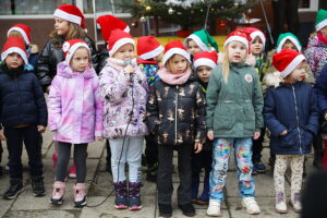 12.12.2025. Kielce. Wspólne ubieranie choinki przez mieszkańców Czarnowa / Fot. Wiktor Taszłow - Radio Kielce