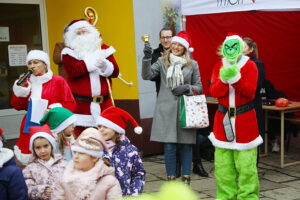 12.12.2025. Kielce. Wspólne ubieranie choinki przez mieszkańców Czarnowa / Fot. Wiktor Taszłow - Radio Kielce