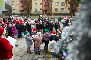 12.12.2025. Kielce. Wspólne ubieranie choinki przez mieszkańców Czarnowa / Fot. Wiktor Taszłow - Radio Kielce