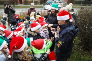 12.12.2025. Kielce. Wspólne ubieranie choinki przez mieszkańców Czarnowa / Fot. Wiktor Taszłow - Radio Kielce