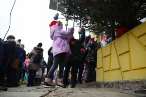 12.12.2025. Kielce. Wspólne ubieranie choinki przez mieszkańców Czarnowa / Fot. Wiktor Taszłow - Radio Kielce