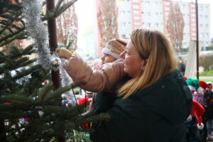 12.12.2025. Kielce. Wspólne ubieranie choinki przez mieszkańców Czarnowa / Fot. Wiktor Taszłow - Radio Kielce