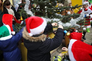 12.12.2025. Kielce. Wspólne ubieranie choinki przez mieszkańców Czarnowa / Fot. Wiktor Taszłow - Radio Kielce