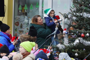 12.12.2025. Kielce. Wspólne ubieranie choinki przez mieszkańców Czarnowa / Fot. Wiktor Taszłow - Radio Kielce