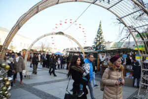 Na Rynku rozpoczął się świąteczny jarmark - Radio Kielce 13.12.2025. Kielce. Kielecki Jarmark Świąteczny / Fot. Wiktor Taszłow - Radio Kielce