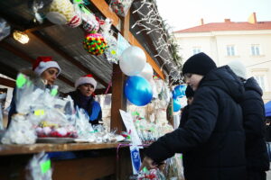 Na Rynku rozpoczął się świąteczny jarmark - Radio Kielce 13.12.2025. Kielce. Kielecki Jarmark Świąteczny / Fot. Wiktor Taszłow - Radio Kielce