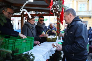 Na Rynku rozpoczął się świąteczny jarmark - Radio Kielce 13.12.2025. Kielce. Kielecki Jarmark Świąteczny / Fot. Wiktor Taszłow - Radio Kielce