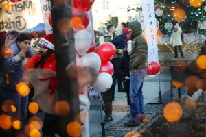 Na Rynku rozpoczął się świąteczny jarmark - Radio Kielce 13.12.2025. Kielce. Kielecki Jarmark Świąteczny / Fot. Wiktor Taszłow - Radio Kielce