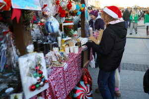 Na Rynku rozpoczął się świąteczny jarmark - Radio Kielce 13.12.2025. Kielce. Kielecki Jarmark Świąteczny / Fot. Wiktor Taszłow - Radio Kielce