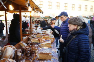 Na Rynku rozpoczął się świąteczny jarmark - Radio Kielce Na Rynku rozpoczął się świąteczny jarmark