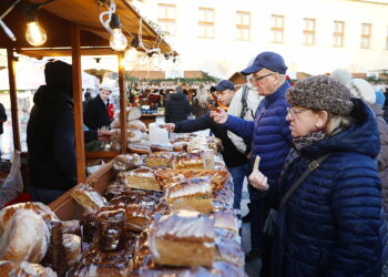 Na Rynku rozpoczął się świąteczny jarmark - Radio Kielce Na Rynku rozpoczął się świąteczny jarmark