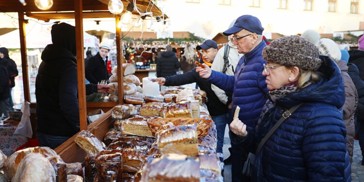 Na Rynku rozpoczął się świąteczny jarmark - Radio Kielce Na Rynku rozpoczął się świąteczny jarmark