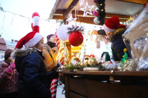 Kielczanie chętnie odwiedzają jarmark świąteczny - Radio Kielce 14.12.2025. Kielce. Kielecki Jarmark Świąteczny / Fot. Wiktor Taszłow - Radio Kielce