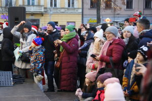 Kielczanie chętnie odwiedzają jarmark świąteczny - Radio Kielce 14.12.2025. Kielce. Kielecki Jarmark Świąteczny / Fot. Wiktor Taszłow - Radio Kielce
