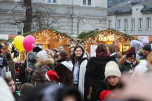 Kielczanie chętnie odwiedzają jarmark świąteczny - Radio Kielce 14.12.2025. Kielce. Kielecki Jarmark Świąteczny / Fot. Wiktor Taszłow - Radio Kielce