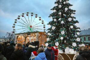 Kielczanie chętnie odwiedzają jarmark świąteczny - Radio Kielce 14.12.2025. Kielce. Kielecki Jarmark Świąteczny / Fot. Wiktor Taszłow - Radio Kielce
