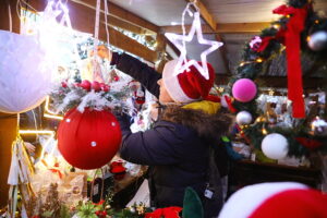 Kielczanie chętnie odwiedzają jarmark świąteczny - Radio Kielce 14.12.2025. Kielce. Kielecki Jarmark Świąteczny / Fot. Wiktor Taszłow - Radio Kielce