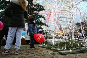 Kielczanie chętnie odwiedzają jarmark świąteczny - Radio Kielce 14.12.2025. Kielce. Kielecki Jarmark Świąteczny / Fot. Wiktor Taszłow - Radio Kielce