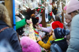 Kielczanie chętnie odwiedzają jarmark świąteczny - Radio Kielce 14.12.2025. Kielce. Kielecki Jarmark Świąteczny / Fot. Wiktor Taszłow - Radio Kielce