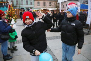 Kielczanie chętnie odwiedzają jarmark świąteczny - Radio Kielce 14.12.2025. Kielce. Kielecki Jarmark Świąteczny / Fot. Wiktor Taszłow - Radio Kielce