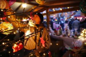 Kielczanie chętnie odwiedzają jarmark świąteczny - Radio Kielce 14.12.2025. Kielce. Kielecki Jarmark Świąteczny / Fot. Wiktor Taszłow - Radio Kielce