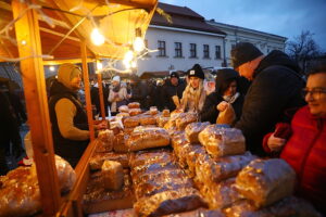 Kielczanie chętnie odwiedzają jarmark świąteczny - Radio Kielce 14.12.2025. Kielce. Kielecki Jarmark Świąteczny / Fot. Wiktor Taszłow - Radio Kielce