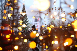 Kielczanie chętnie odwiedzają jarmark świąteczny - Radio Kielce Kielczanie chętnie odwiedzają jarmark świąteczny