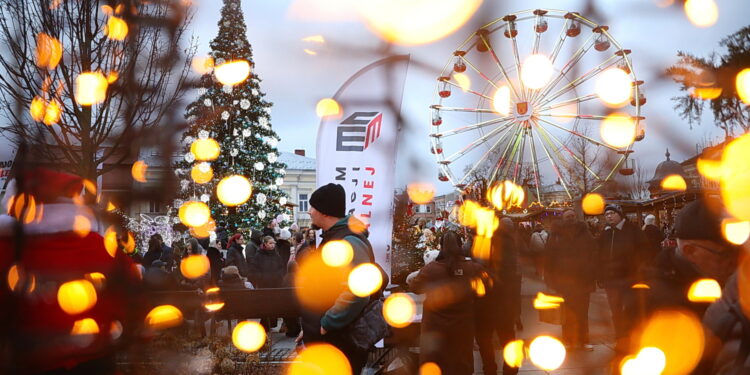 Kielczanie chętnie odwiedzają jarmark świąteczny - Radio Kielce Kielczanie chętnie odwiedzają jarmark świąteczny