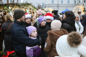 Kielczanie chętnie odwiedzają jarmark świąteczny - Radio Kielce 14.12.2025. Kielce. Kielecki Jarmark Świąteczny / Fot. Wiktor Taszłow - Radio Kielce