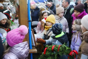 Kielczanie chętnie odwiedzają jarmark świąteczny - Radio Kielce 14.12.2025. Kielce. Kielecki Jarmark Świąteczny / Fot. Wiktor Taszłow - Radio Kielce
