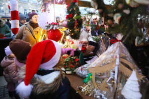 Kielczanie chętnie odwiedzają jarmark świąteczny - Radio Kielce 14.12.2025. Kielce. Kielecki Jarmark Świąteczny / Fot. Wiktor Taszłow - Radio Kielce