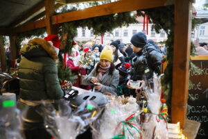 Kielczanie chętnie odwiedzają jarmark świąteczny - Radio Kielce 14.12.2025. Kielce. Kielecki Jarmark Świąteczny / Fot. Wiktor Taszłow - Radio Kielce