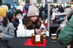 Kielczanie chętnie odwiedzają jarmark świąteczny - Radio Kielce 14.12.2025. Kielce. Kielecki Jarmark Świąteczny / Fot. Wiktor Taszłow - Radio Kielce