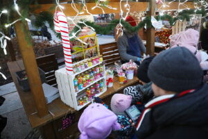 Kielczanie chętnie odwiedzają jarmark świąteczny - Radio Kielce 14.12.2025. Kielce. Kielecki Jarmark Świąteczny / Fot. Wiktor Taszłow - Radio Kielce