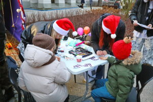 Kielczanie chętnie odwiedzają jarmark świąteczny - Radio Kielce 14.12.2025. Kielce. Kielecki Jarmark Świąteczny / Fot. Wiktor Taszłow - Radio Kielce
