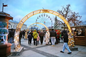 Kielczanie chętnie odwiedzają jarmark świąteczny - Radio Kielce 14.12.2025. Kielce. Kielecki Jarmark Świąteczny / Fot. Wiktor Taszłow - Radio Kielce