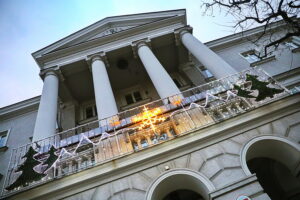 Kielczanie chętnie odwiedzają jarmark świąteczny - Radio Kielce 14.12.2025. Kielce. Kielecki Jarmark Świąteczny / Fot. Wiktor Taszłow - Radio Kielce