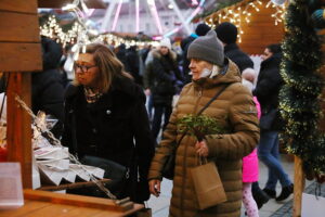 Kielczanie chętnie odwiedzają jarmark świąteczny - Radio Kielce 14.12.2025. Kielce. Kielecki Jarmark Świąteczny / Fot. Wiktor Taszłow - Radio Kielce