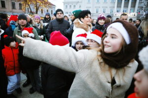 Kielczanie chętnie odwiedzają jarmark świąteczny - Radio Kielce 14.12.2025. Kielce. Kielecki Jarmark Świąteczny / Fot. Wiktor Taszłow - Radio Kielce
