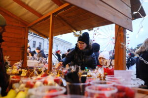 Kielczanie chętnie odwiedzają jarmark świąteczny - Radio Kielce 14.12.2025. Kielce. Kielecki Jarmark Świąteczny / Fot. Wiktor Taszłow - Radio Kielce