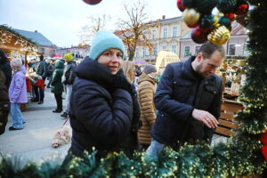 Kielczanie chętnie odwiedzają jarmark świąteczny - Radio Kielce 14.12.2025. Kielce. Kielecki Jarmark Świąteczny / Fot. Wiktor Taszłow - Radio Kielce