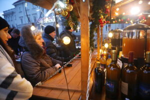 Kielczanie chętnie odwiedzają jarmark świąteczny - Radio Kielce 14.12.2025. Kielce. Kielecki Jarmark Świąteczny / Fot. Wiktor Taszłow - Radio Kielce