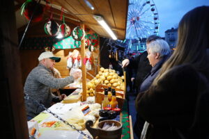 Kielczanie chętnie odwiedzają jarmark świąteczny - Radio Kielce 14.12.2025. Kielce. Kielecki Jarmark Świąteczny / Fot. Wiktor Taszłow - Radio Kielce