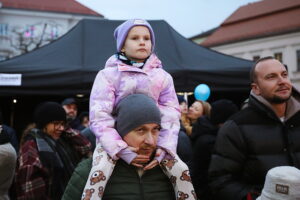 Kielczanie chętnie odwiedzają jarmark świąteczny - Radio Kielce 14.12.2025. Kielce. Kielecki Jarmark Świąteczny / Fot. Wiktor Taszłow - Radio Kielce