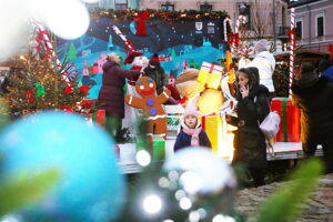 Kielczanie chętnie odwiedzają jarmark świąteczny - Radio Kielce 14.12.2025. Kielce. Kielecki Jarmark Świąteczny / Fot. Wiktor Taszłow - Radio Kielce