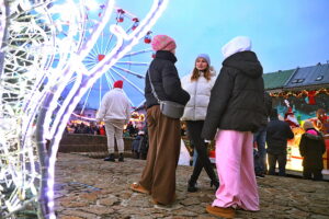 Kielczanie chętnie odwiedzają jarmark świąteczny - Radio Kielce 14.12.2025. Kielce. Kielecki Jarmark Świąteczny / Fot. Wiktor Taszłow - Radio Kielce