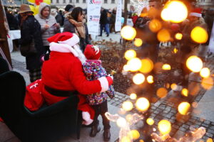 Kielczanie chętnie odwiedzają jarmark świąteczny - Radio Kielce 14.12.2025. Kielce. Kielecki Jarmark Świąteczny / Fot. Wiktor Taszłow - Radio Kielce