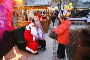 Kielczanie chętnie odwiedzają jarmark świąteczny - Radio Kielce 14.12.2025. Kielce. Kielecki Jarmark Świąteczny / Fot. Wiktor Taszłow - Radio Kielce