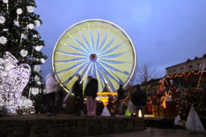 Kielczanie chętnie odwiedzają jarmark świąteczny - Radio Kielce 14.12.2025. Kielce. Kielecki Jarmark Świąteczny / Fot. Wiktor Taszłow - Radio Kielce