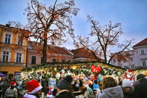 Kielczanie chętnie odwiedzają jarmark świąteczny - Radio Kielce 14.12.2025. Kielce. Kielecki Jarmark Świąteczny / Fot. Wiktor Taszłow - Radio Kielce